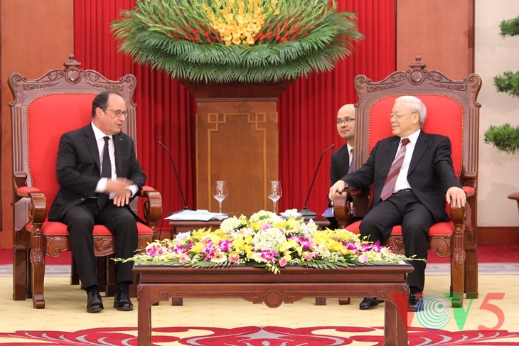 Party leader receives visiting French President  - ảnh 1